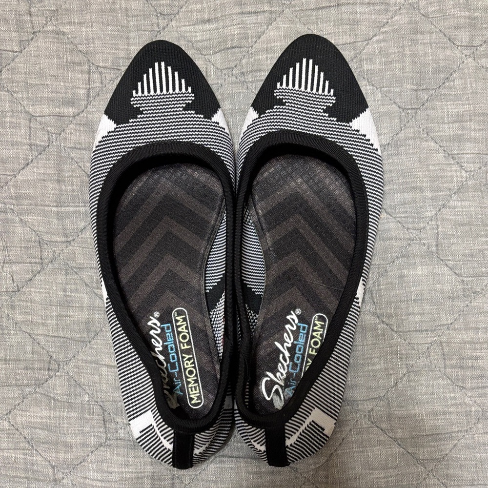 NWOT Skechers Women's Black and White Patterned Flats